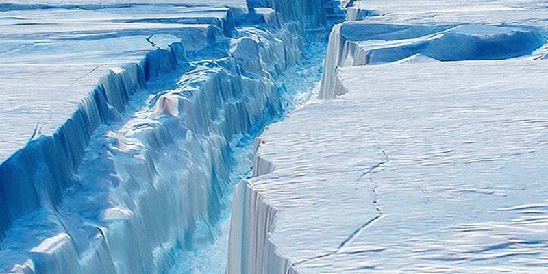 Los lagos de agua de deshielo doblan la capa de hielo en la Ant&aacute;rtida
