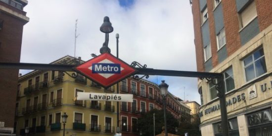 Golpea por la espalda y arrastra por una plaza a un vecino de Lavapi&eacute;s para robarle