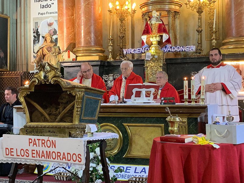 Lazos amarillos de amor en la iglesia de San Ant&oacute;n