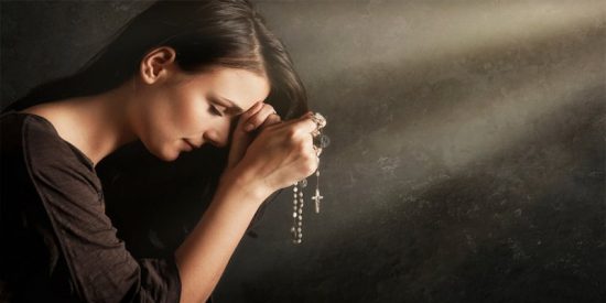 &iquest;C&oacute;mo influye la oraci&oacute;n en el cerebro y el bienestar mental?