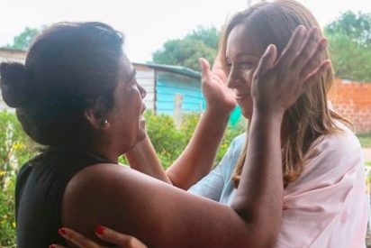 Descubren que el Gobierno argentino realiza 'spots&rsquo; visitando siempre "por sorpresa" a la misma mujer pobre