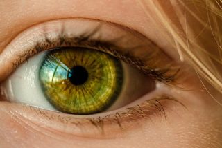 Se queda ciego del ojo derecho por ducharse con las lentillas puestas