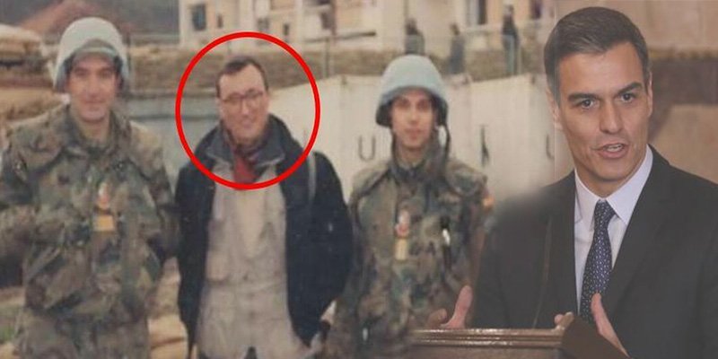P&eacute;rez-Reverte deja en rid&iacute;culo a Pedro S&aacute;nchez con una sola palabra por la guerra de Bosnia