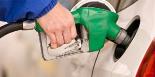 El útil truco para recordar en qué lado del coche tienes el depósito de gasolina