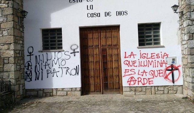 'Iglesia que ilumina es la que arde', pintadas en dos iglesias de &Aacute;vila