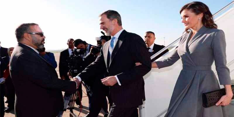 La Reina Letizia aterriza en Marruecos con el vestido del 'misterio'