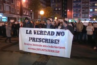 Cientos de personas respaldan a las v&iacute;ctimas de abusos de los salesianos de Deusto
