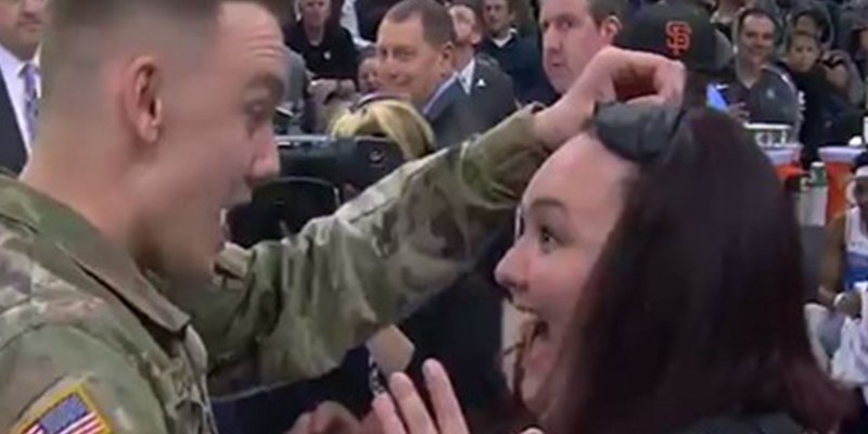 Este soldado regresa del servicio militar y sorprende a su madre apareciendo durante un partido de la NBA