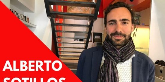 Alberto Sotillos: "Después de leerlo sí me creo que el libro lo haya escrito Pedro Sánchez... o su abuela"