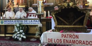 Abuelos, padres y niños bautizados en San Antón celebran el día de San Valentín