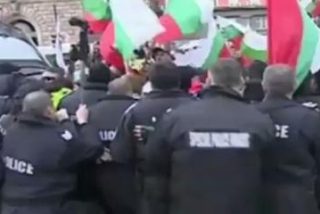 Un polic&iacute;a utiliza gas pimienta en una protesta pero se equivoca y roc&iacute;a a sus propios compa&ntilde;eros