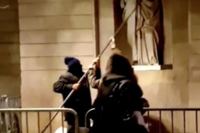 As&iacute; fue la pelea entre la polic&iacute;a y los vecinos que quitaron el vomitivo lazo amarillo del Ayuntamiento de BCN