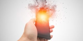 Le explota el tel&eacute;fono m&oacute;vil en el bolsillo del pantal&oacute;n y pasa esto&hellip;