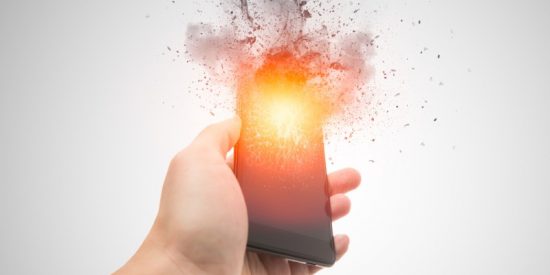 Le explota el tel&eacute;fono m&oacute;vil en el bolsillo del pantal&oacute;n y pasa esto&hellip;