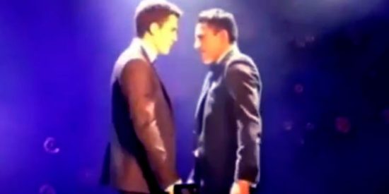 El apasionado y tórrido baile de Miguel Ángel Silvestre y Álex González en la fiesta de Almodóvar