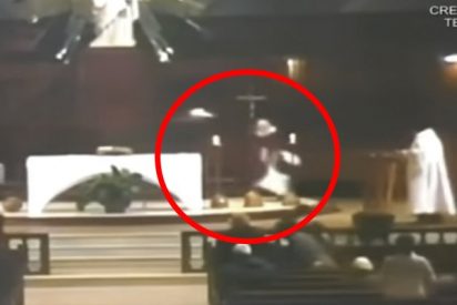 El momento exacto del apu&ntilde;alamiento de un sacerdote durante una misa
