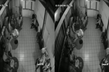 V&iacute;deo: Hombres armados irrumpen en un funeral para asaltar a los asistentes