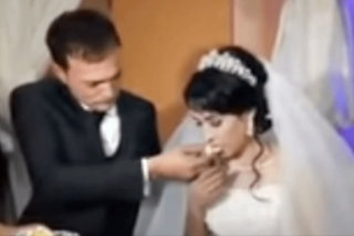 La Agencia Tributaria interrumpe una boda diciendo a los novios: "Venimos a embargar su boda"