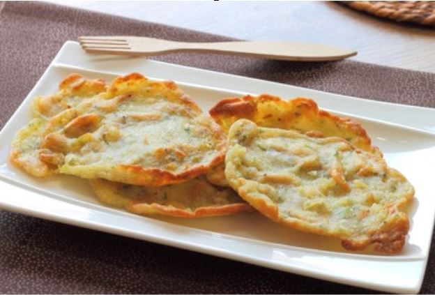 tortillitas de camarones en un plato para servir.