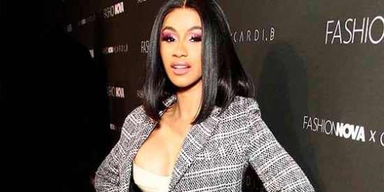 La voluptuosa Cardi B muestra su entallado cuerpazo mientras ruega por "un par de pepinos"