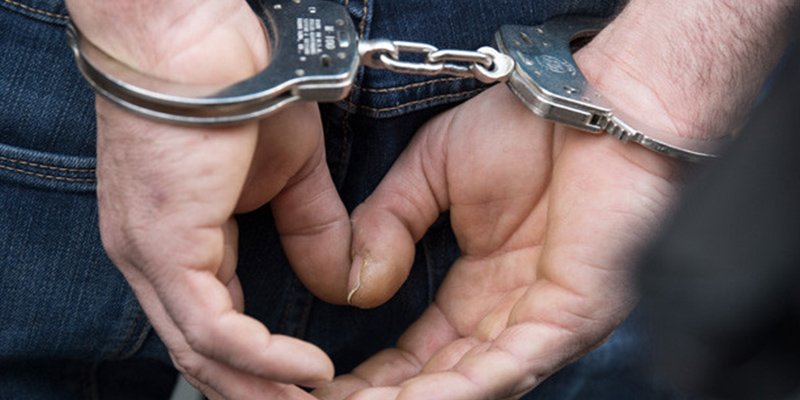 Detenido y con las esposas puestas.