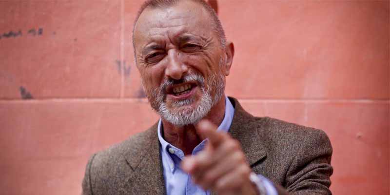 Pérez-Reverte sacude a Pedro Sánchez y a los "sumisos" y "mediocres" del PSOE