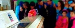 Ins&oacute;lito: Quincea&ntilde;eros bailan alrededor del ata&uacute;d de su compa&ntilde;era muerta