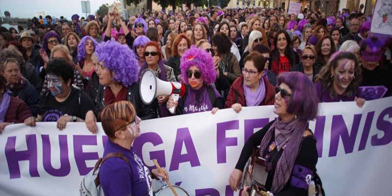 La Iglesia Cat&oacute;lica 'apaleada' por las manifestantes feministas del 8-M: "Puto clero, Pederastas, Aborto libre"