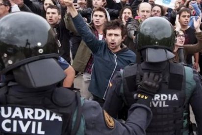 El v&iacute;deo del patad&oacute;n en la cabeza a un guardia civil con la 'trampa del Fairy' que deja KO a los pringosos golpistas