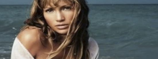Jennifer Lopez y un vestido transparente para imponer la moda de no llevar ropa &iacute;ntima