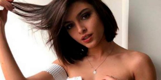 Lucía Rivera se luce en topless para promocionar un bolso de 500 euros