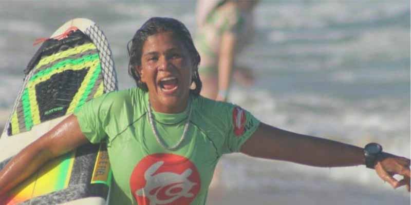 La campeona de Brasil de surf muere fulminada por un rayo mientras entrenaba en el mar