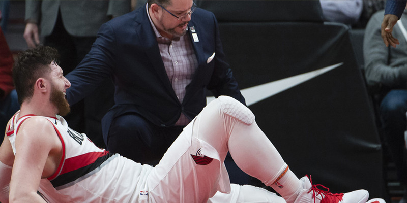 Este &aacute;rbitro de la NBA golpea la pierna rota de un jugador y recibe duras cr&iacute;ticas