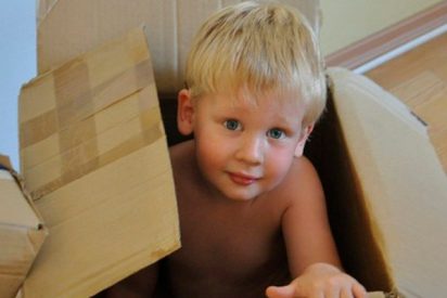 &iexcl;Juegos peligrosos! Una madre desesperada por fin encuentra a su hijo atrapado en una hielera