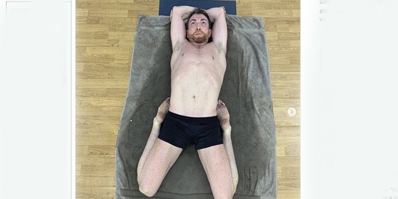 'Pechuga de pollo descongel&aacute;ndose': Cachondeo con esta rid&iacute;cula foto de Pablo Motos practicando Yoga