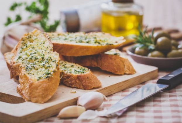 Pan de ajo casero: 2 recetas fáciles ?