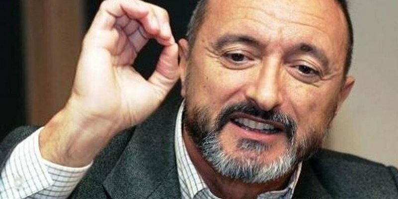 La lecci&oacute;n de historia y 'gen&eacute;tica' de P&eacute;rez-Reverte a un tuitero bocazas y peruano que llam&oacute; genocida a Espa&ntilde;a