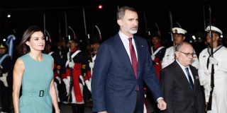 Surrealista vodevil en el aeropuerto al llegar los Reyes de Espa&ntilde;a a la Argentina