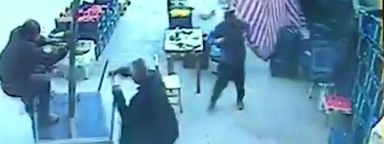 V&iacute;deo: Intenta impedir que el viento se lleve una sombrilla y sale volando
