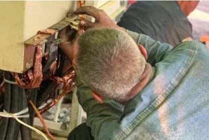 Sin guantes ni protecci&oacute;n: As&iacute; trabajan los t&eacute;cnicos chavista para paliar los apagones en Venezuela