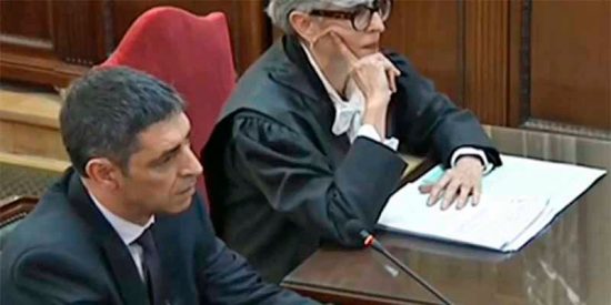 El mayor Trapero dice con toda la caradura que estaba dispuesto a detener a Puigdemont y al 'Govern' tras la DUI