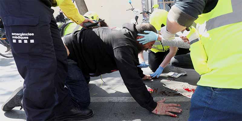 Batalla campal: Los macarras indepes de los CDR intentan reventar a pedradas un acto de VOX en Barcelona