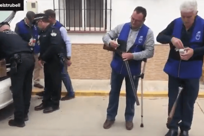 Queman y disparan a este mu&ntilde;eco con el aspecto de Puigdemont en un pueblo de Sevilla