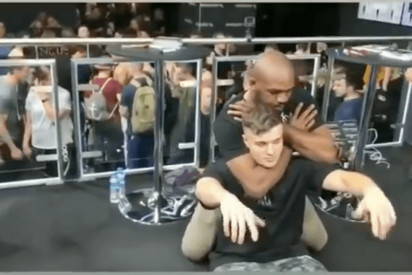 Este luchador de la UFC deja inconsciente a un aficionado al aplicarle una llave