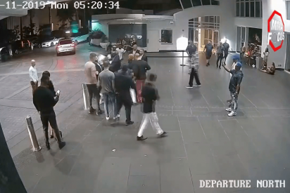 Conor McGregor agrede a un fan y le revienta el tel&eacute;fono