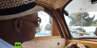 Un padre conduce este coche de madera de Lima a Nueva York para cumplir una promesa a su hija
