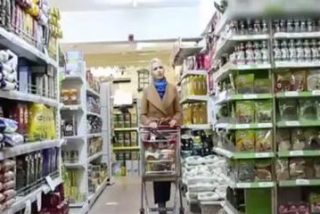 As&iacute; le roban la cartera a esta mujer en el super sin que se de cuenta