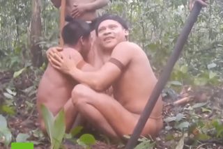 El emocionante instante en el que una tribu aislada se reencuentra con unos familiares 'muertos'