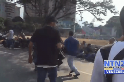 El instante que se enfrentan a tiros los militares de Juan Guaid&oacute; y los paramilitares chavistas