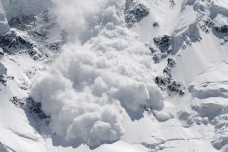La avalancha  de nieve 'se traga' hasta la c&aacute;mara que la graba